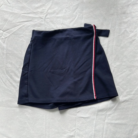Girls Tommy Hilfiger & Old Navy bundle (4) -1 skort, 1 hoodie 2 tops - Picture 4 of 6
